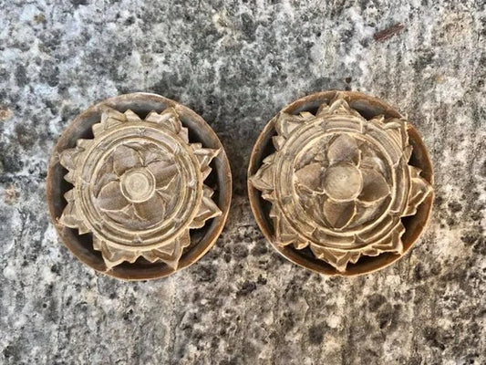 Wood carved flower plugs